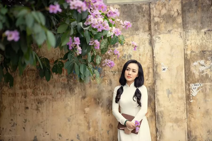 Tuy nhiên, những khoảnh khắc Hoài Anh thu về khiến người đối diện khó có thể rời mắt trước vẻ ngoài duyên dáng bên hoa bằng lăng đong đầy cảm xúc của cô.