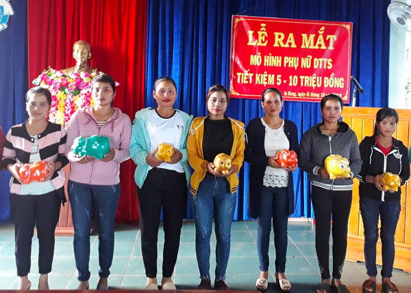  Nhiều phụ nữ DTTS đã thoát nghèo nhờ các hình thức thực hành tiết kiệm. Ảnh: M.C