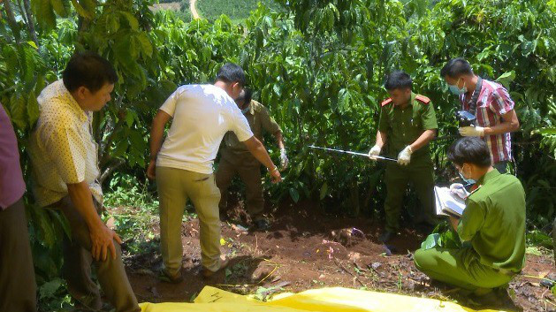 Công an tỉnh Lâm Đồng tiến hành khám nghiệm hiện trường vụ án mạng.