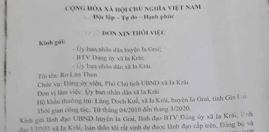 Đơn xin thôi việc của ông Rơ Lan Then. Ảnh: Nguyễn Tú