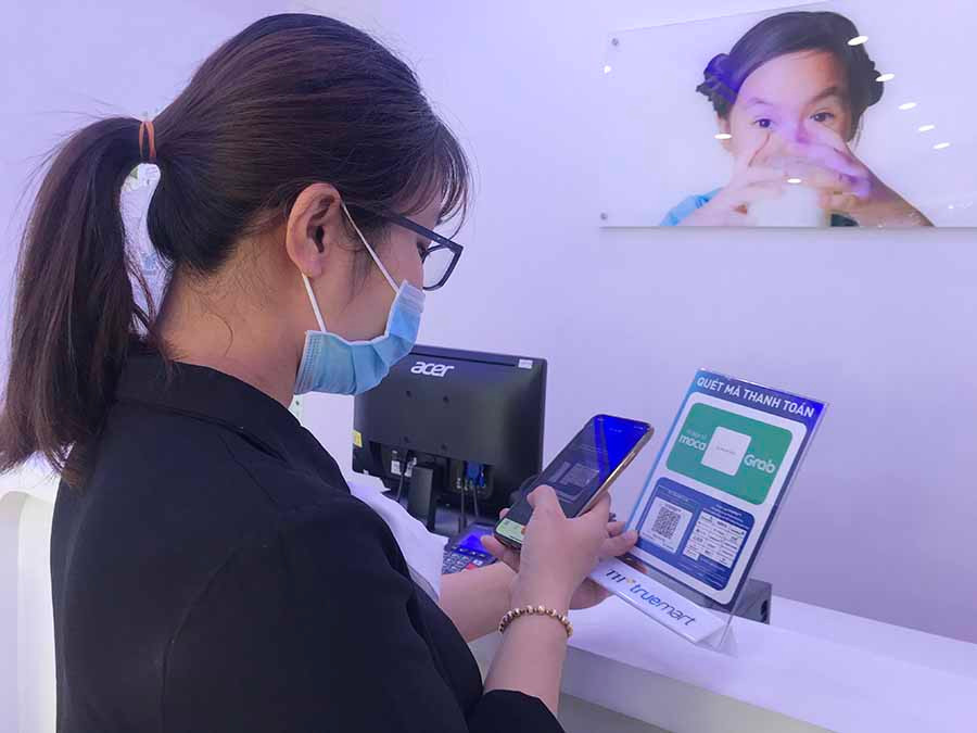 Thanh toán qua Vnpay ngày càng được nhiều người tiêu dùng sử dụng khi mua hàng. Ảnh: V.T Thanh toán qua Vnpay ngày càng được nhiều người tiêu dùng sử dụng khi mua hàng. Ảnh: V.T