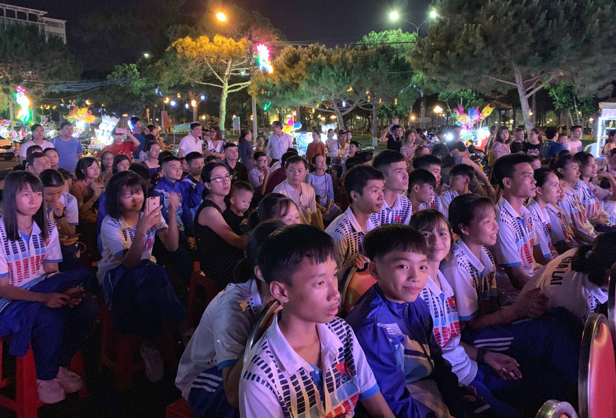 Đông đảo người dân đến thưởng thức chương trình nghệ thuật mừng sinh nhật Bác. Ảnh: Hoàng Ngọc Đông đảo người dân đến thưởng thức chương trình nghệ thuật mừng sinh nhật Bác. Ảnh: Hoàng Ngọc