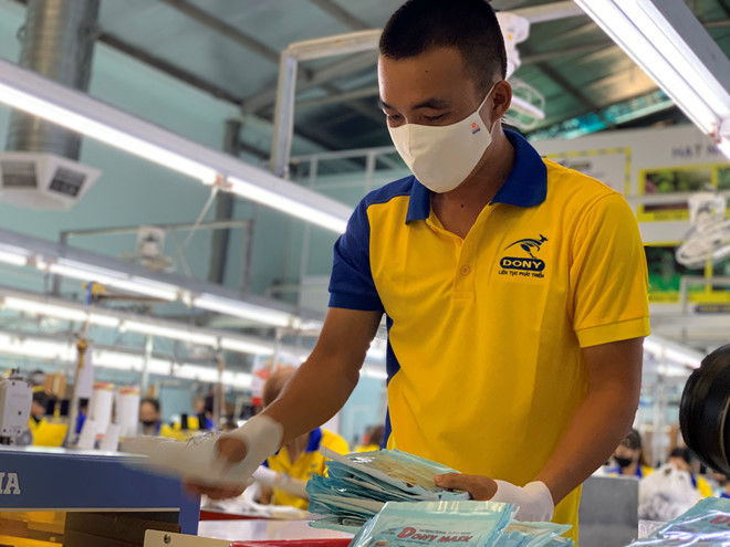 Anh Quang Anh làm việc tại xưởng may tại Q.Tân Bình, TP.HCM. Ảnh: LÊ NAM