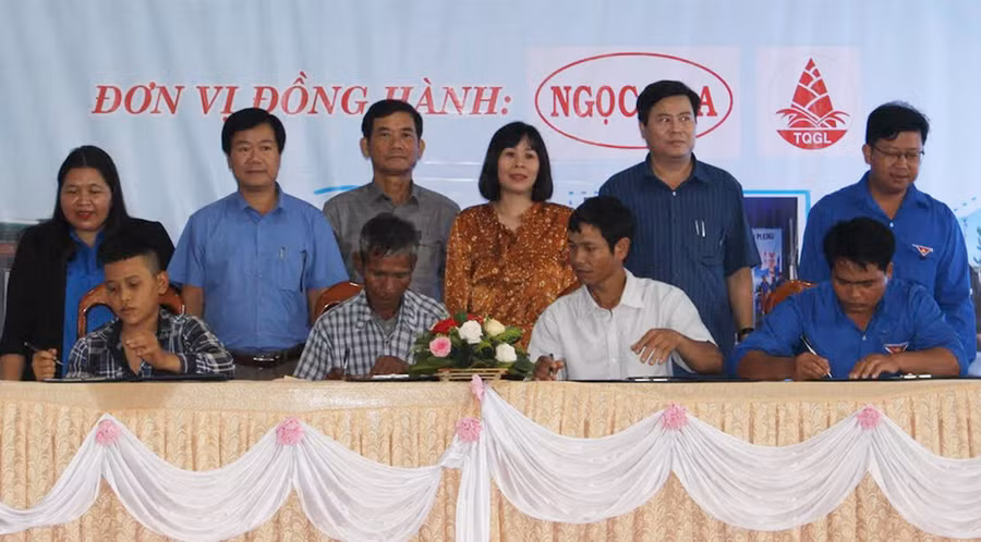 Đại diện già làng, Đoàn Thanh niên, chính quyền xã Ia Kriêng ký cam kết Tuyên truyền, thực hiện an toàn giao thông. Ảnh: Thủy Bình