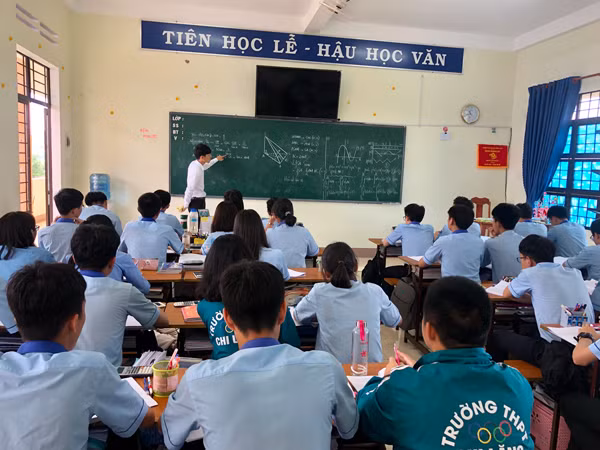 Một tiết ôn tập môn Toán lớp 12 tại Trường THPT Chi Lăng (TP.Pleiku). Ảnh: N.T
