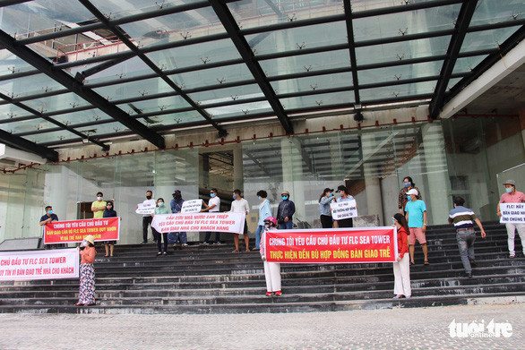 Khách hàng mua căn hộ tại dự án FLC Sea Tower Quy Nhơn căng băngrôn đòi chủ đầu tư bàn giao căn hộ sáng 18-4 - Ảnh: THÁI THỊNH