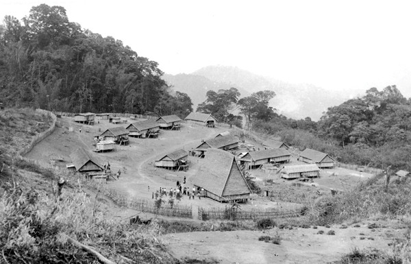 Ngôi làng của người Bahnar Rơngao tỉnh Kon Tum với hàng rào kiên cố xung quanh. Ảnh: Daniel Léger