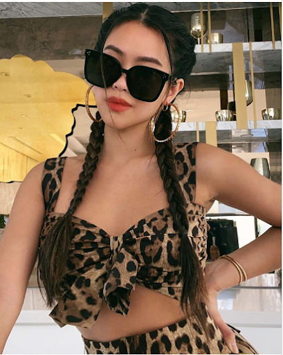 Cô nàng ưu tiên lựa chọn các mẫu trang phục crop-top, váy ngắn khác nhau để tôn lên vẻ đẹp hình thể.