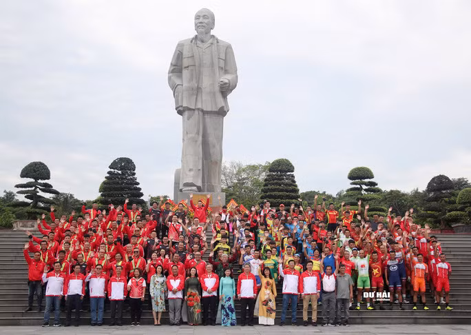 Các thành viên tham dự cuộc đua chụp ảnh lưu niệm sáng ngày 18-5. Ảnh: Dư Hải