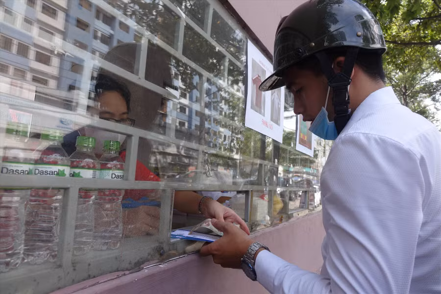 Anh Hoàng Chương mua vé ở khán đài A sáng 29.5 để xem trận TP.HCM vs SHB.Đà Nẵng. Anh dự đoán Công Phượng sẽ ghi bàn. Ảnh: Nguyễn Đăng.