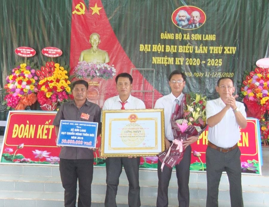 Ông Võ Văn Phán (ngoài cùng bên phải)-Chủ tịch UBND huyện Kbang trao Quyết định của UBND tỉnh công nhận Sơn Lang đạt chuẩn xã NTM