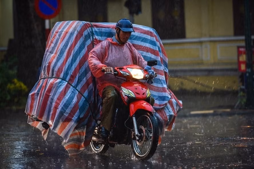 Đề xuất xe máy bật đèn nhận diện vào ban ngày gây tranh cãi. Ảnh Sơn Tùng 