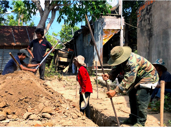 Người dân làng Bờ-Chư Pâu giúp đỡ gia đình anh Hiệp đào móng làm nhà. Ảnh: H.L