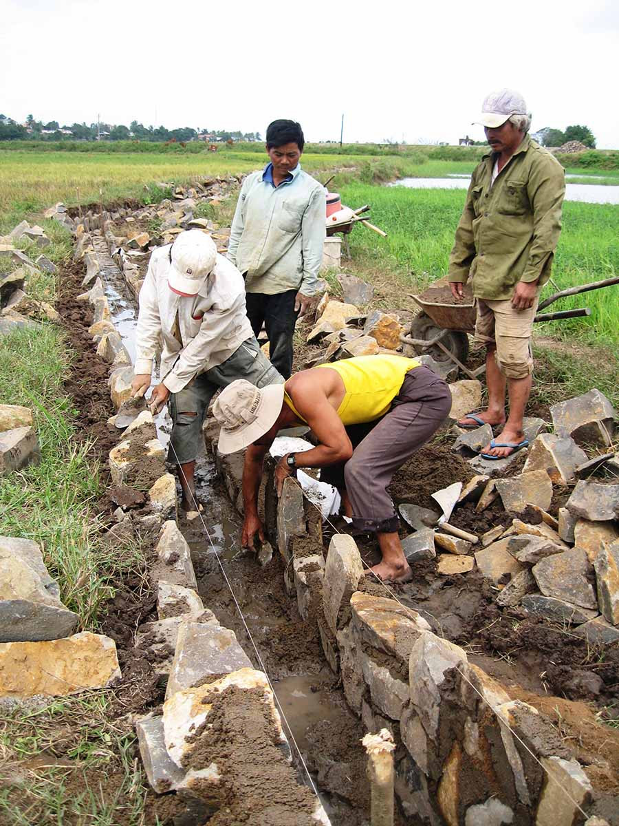  Gấp rút kiên cố hóa kênh mương nội đồng. Ảnh: T.Đ