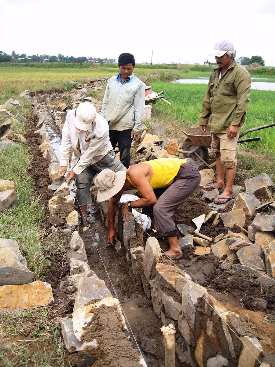  Gấp rút kiên cố hóa kênh mương nội đồng. Ảnh: T.Đ