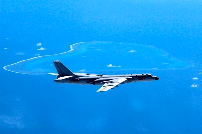 Oanh tạc cơ H-6K của Trung Quốc triển khai ở Biển Đông - Ảnh: Tân Hoa xã