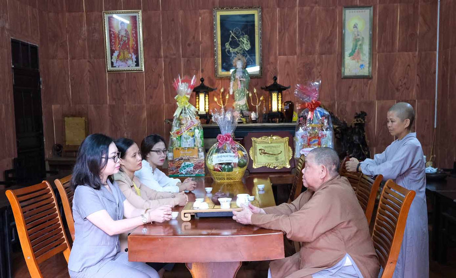 Hội LHPN tỉnh chúc mừng Đại lễ Phật đản các ni trưởng, sư cô. Ảnh: Nguyên Bình