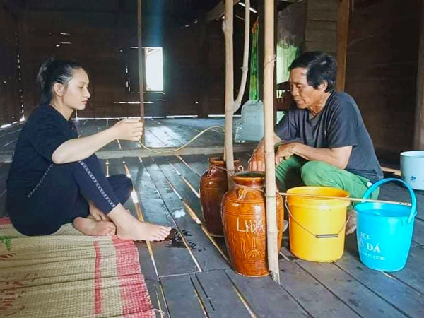 Sau buổi lễ, già làng và chị H’Ngân trở về nhà để tiếp tục làm lễ bày tỏ mong muốn các thần linh, ông bà, tổ tiên phù hộ. Ảnh: R.H