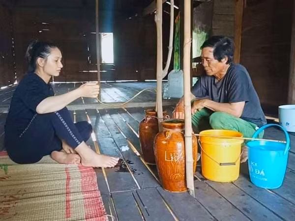 Sau buổi lễ, già làng và chị H’Ngân trở về nhà để tiếp tục làm lễ bày tỏ mong muốn các thần linh, ông bà, tổ tiên phù hộ. Ảnh: R.H