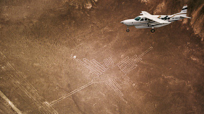 Phần lớn giới nghiên cứu chấp thuận giả thuyết Nazca Lines được tạo bởi văn hóa Nazca cổ đại ở Nam Mỹ và có niên đại khoảng 2.000 năm. Phần lớn giới nghiên cứu chấp thuận giả thuyết Nazca Lines được tạo bởi văn hóa Nazca cổ đại ở Nam Mỹ và có niên đại khoảng 2.000 năm.