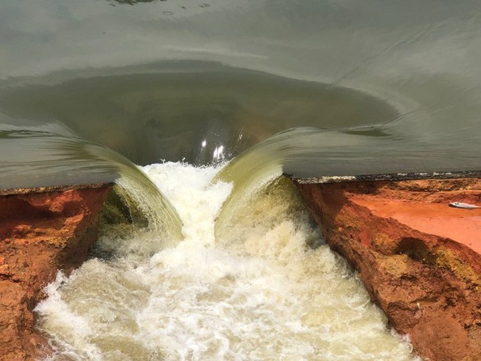 Hình ảnh đoạn đập bị vỡ - Ảnh: Báo Phú Thọ