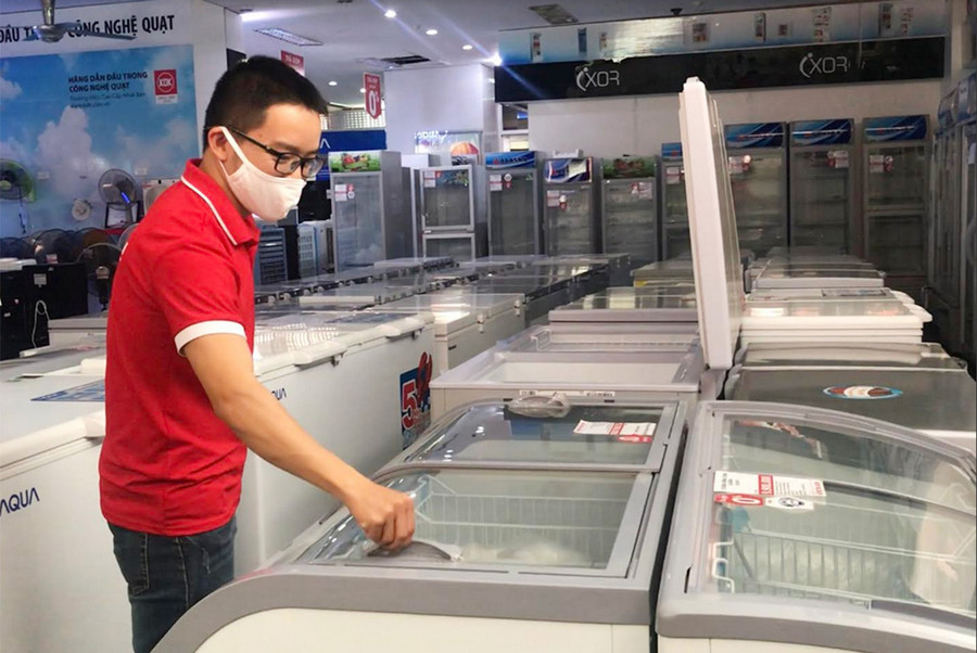  Các cửa hàng điện máy ở TP. Pleiku đang có nhiều chương trình khuyến mãi hấp dẫn để thu hút khách hàng. Ảnh: V.T