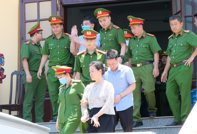 Các bị cáo rời tòa trong phiên xét xử ngày 15-5 Các bị cáo rời tòa trong phiên xét xử ngày 15-5