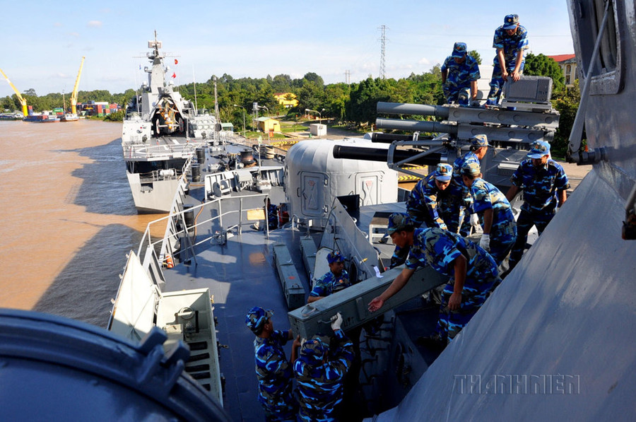 Chuẩn bị khí tài cho tàu hộ vệ tên lửa trước khi đi làm nhiệm vụ ngoài Trường Sa, nhà giàn DK1 - Ảnh: Mai Thanh Hải