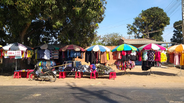 Các mặt hàng bán dạo luôn phải đa dạng để thu hút khách hàng. Ảnh: V.C 