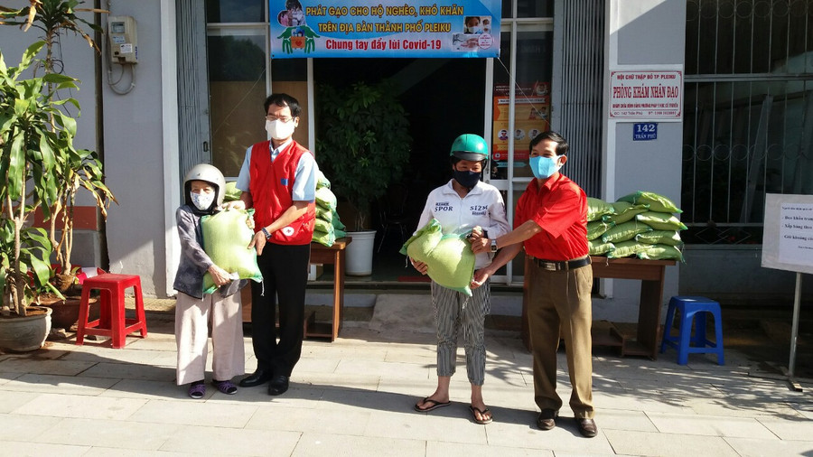  Tháng Nhân đạo năm 2020 đưa ra chỉ tiêu phấn đấu có ít nhất 5.000 lượt người có hoàn cảnh khó khăn được trợ giúp. Ảnh: Như Nguyện