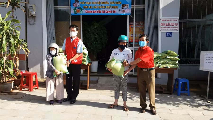  Tháng Nhân đạo năm 2020 đưa ra chỉ tiêu phấn đấu có ít nhất 5.000 lượt người có hoàn cảnh khó khăn được trợ giúp. Ảnh: Như Nguyện