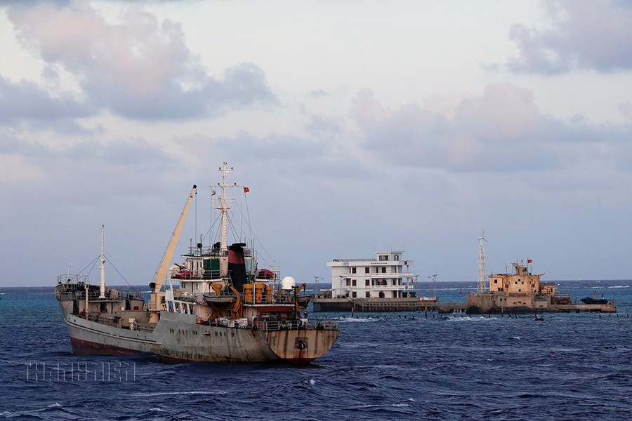 Tàu Trường Sa 14 thuộc lữ đoàn 955 (Bộ tư lệnh Vùng 4 hải quân) làm nhiệm vụ trực tại khu vực đảo chìm Trường Sa. Ảnh: Mai Thanh Hải