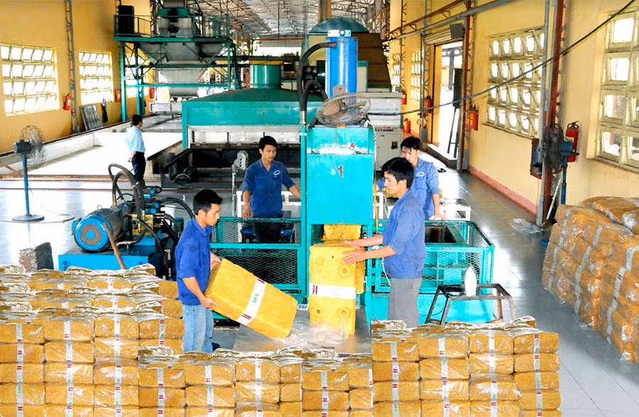  Công nhân làm việc tại Nhà máy chế biến mủ thuộc Công ty Cao su Chư Prông. Ảnh: Đ.Y