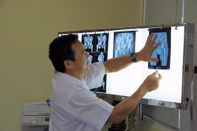 Trao đổi chuyên môn giữa các bác sĩ tại Viện Chấn thương chỉnh hình 175 ẢNH: K.VY