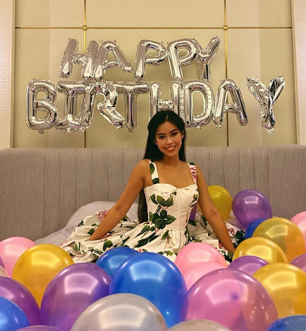 Vừa bước sang tuổi 24, Tiên Nguyễn đăng tải những hình ảnh khoe khéo ngoại hình qua những bộ đồ hiệu siêu sành điệu.