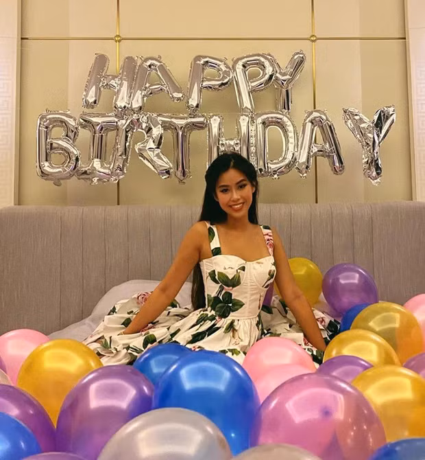 Vừa bước sang tuổi 24, Tiên Nguyễn đăng tải những hình ảnh khoe khéo ngoại hình qua những bộ đồ hiệu siêu sành điệu.