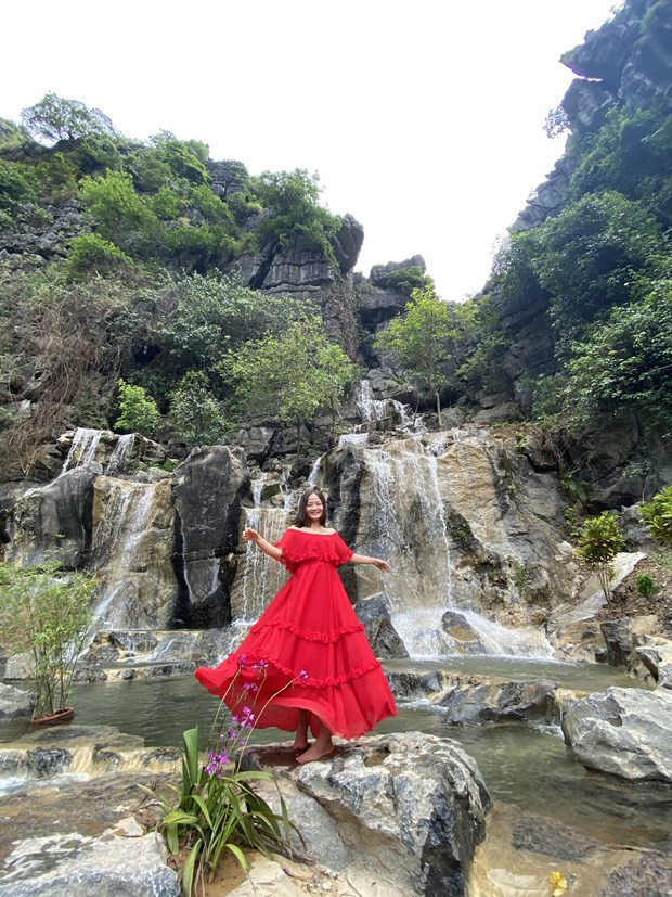 Thác nước, nơi sống ảo mới cho giới trẻ khi tới Ninh Bình. (Ảnh: CTV/Vietnam+)