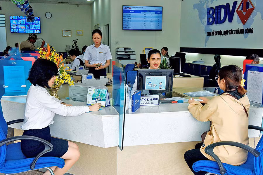  BIDV Phố Núi vươn lên đứng thứ 8 trong tổng số gần 30 ngân hàng, tổ chức tín dụng đang hoạt động trên toàn tỉnh. Ảnh: ĐỨC THỤY