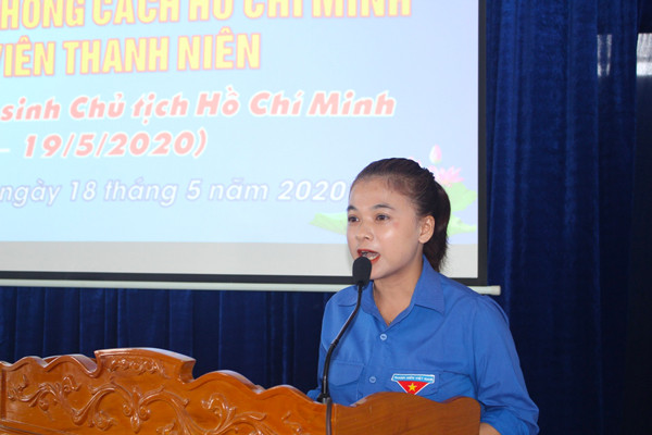 Chị Nguyễn Lữ Thu Hồng-giáo viên Trường THCS Nghĩa Hưng (huyện Chư Pah) chia sẻ về việc học tập và làm theo lời Bác để trở thành người có ích. Ảnh: P.L