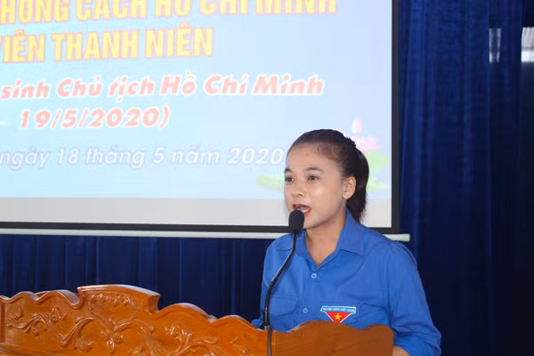 Chị Nguyễn Lữ Thu Hồng-giáo viên Trường THCS Nghĩa Hưng (huyện Chư Pah) chia sẻ về việc học tập và làm theo lời Bác để trở thành người có ích. Ảnh: P.L