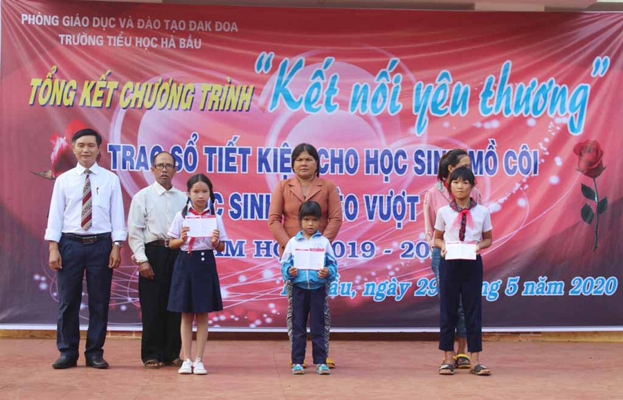 3 em học sinh mồ côi được nhận sổ tiết kiệm từ chương trình Kết nối yêu thương. Ảnh: Phan Lài