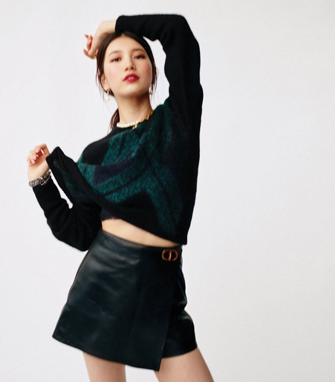 Mới đây, Suzy đã xác nhận tham gia dự án điện ảnh Wonderland, hợp tác cùng dàn diễn viên đình đám Gong Yoo, Park Bo Gum, Thang Duy, Jung Yoo Mi, Choi Woo Sik và bộ phim Startup của đài cáp tvN với Nam Joo Hyuk lên sóng vào cuối năm 2020 ẢNH: VOGUE KOREA