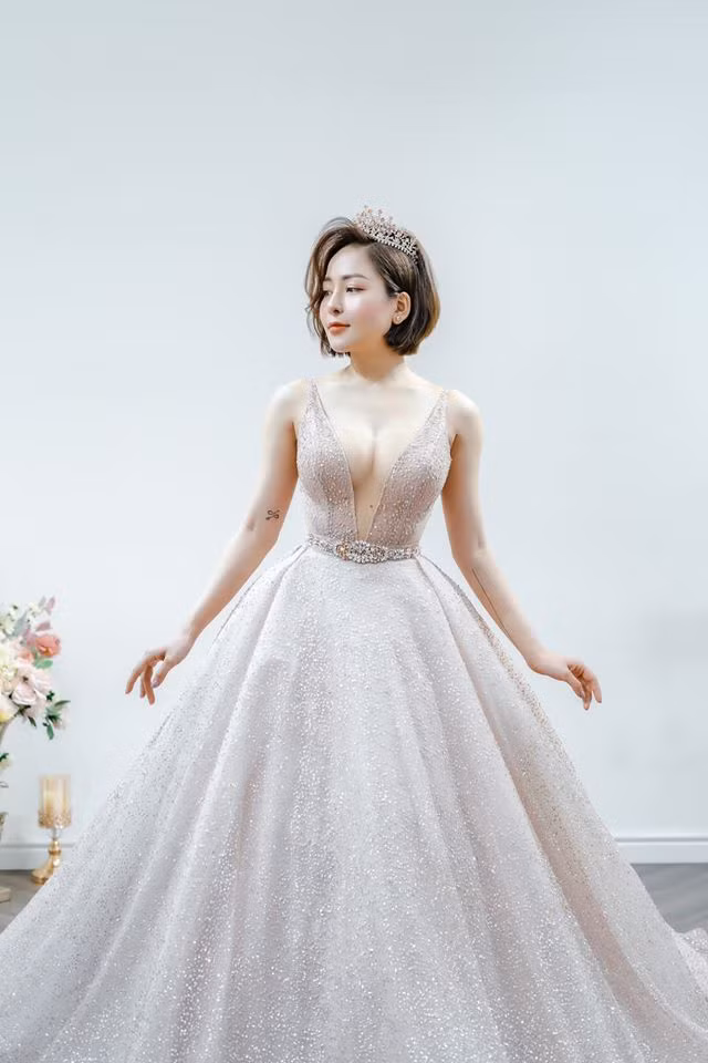 Trâm Anh bất ngờ chia sẻ ảnh áo cưới gợi cảm khiến dân mạng xôn xao.