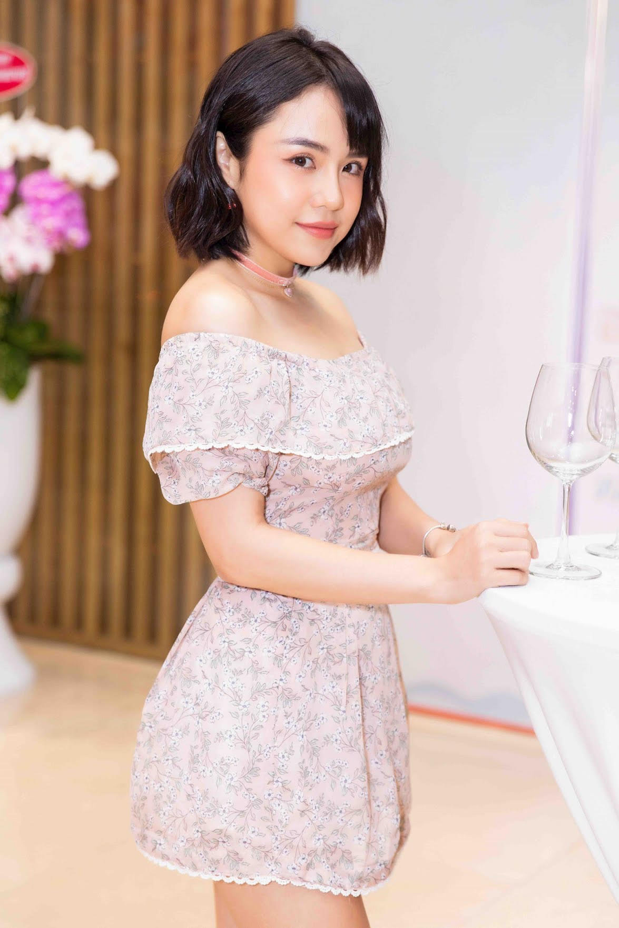 Thái Trinh cũng có mặt tại sự kiện khai trương nhà hàng. Thái Trinh cũng có mặt tại sự kiện khai trương nhà hàng.