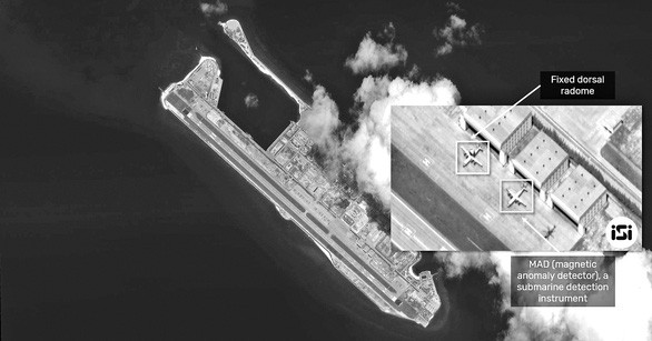 Hình ảnh KJ-500 và KQ-200 được triển khai tại đá Chữ Thập theo ảnh vệ tinh của ISI, bên cạnh đó là một chiếc trực thăng Z-8 - Ảnh: ISI Hình ảnh KJ-500 và KQ-200 được triển khai tại đá Chữ Thập theo ảnh vệ tinh của ISI, bên cạnh đó là một chiếc trực thăng Z-8 - Ảnh: ISI