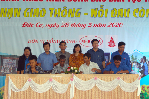 Đại diện già làng, Đoàn Thanh niên, chính quyền xã Ia Kriêng ký cam kết Tuyên truyền, thực hiện an toàn giao thông. Ảnh: T.B