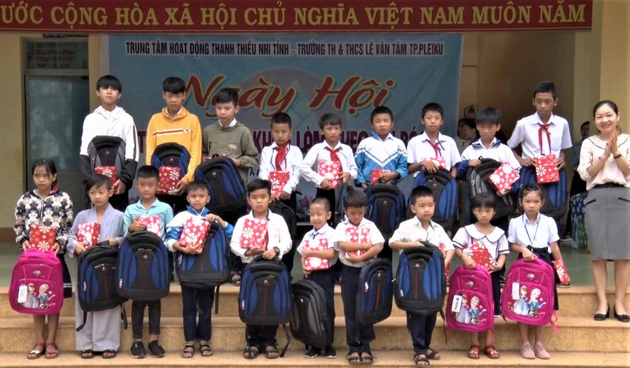  Trung tâm hoạt động Thanh thiếu nhi tỉnh trao 20 suất quà cho các em thiếu nhi có hoàn cảnh khó khăn. Ảnh: Hà Đức Thành