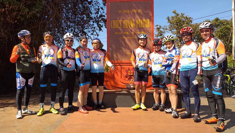 Các thành viên CLB xe đạp Gia Lai tại di tích lịch sử chiến thắng Plei Me. Ảnh: Hà Phương