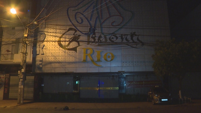 Để đối phó với cơ quan chức năng, quán Rio bên ngoài đóng cửa, khóa trái nhưng vẫn cho thực khách vào chơi và sử dụng ma túy