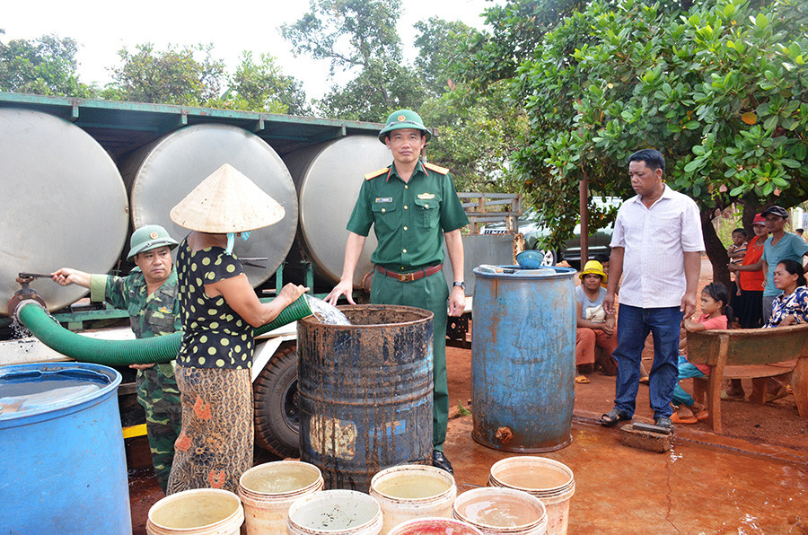 Lãnh đạo Công ty 72 huy động xe cơ quan chở nước cấp cho các hộ thiếu nước tại xã Ia Nan (huyện Đức Cơ, Gia Lai). Ảnh: Thiên Thanh Lãnh đạo Công ty 72 huy động xe cơ quan chở nước cấp cho các hộ thiếu nước tại xã Ia Nan. Ảnh: T.T